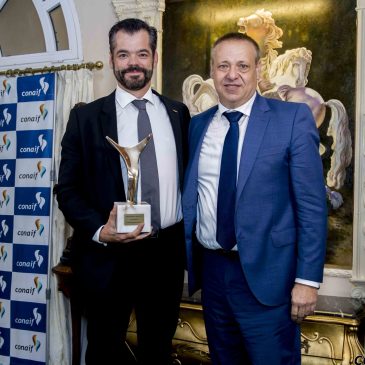Vicente Gallardo recibe el premio Manuel Laguna de CONAIF 2022